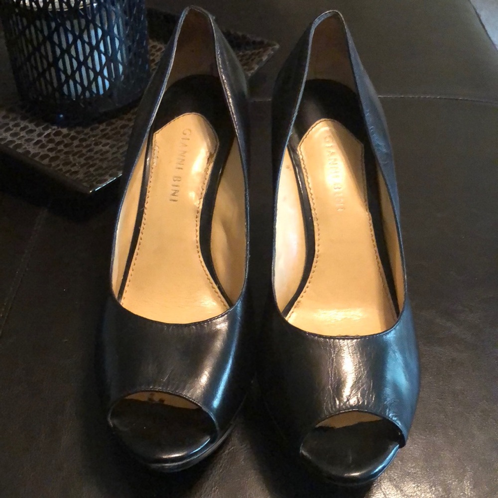 🐝Haute black leather Gianni Bini wedges🐝